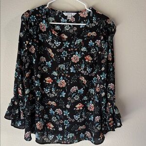 GORGEOUS! Black floral blouse with ruffle details and 3/4 length sleeves